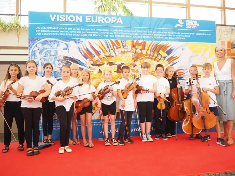 Die »Streicherkids« der Kunst- und Musikschule Achern-Oberkirch eröffnenn die 1. VISION-EUROPA-TAGE 2022 in Achern_Foto_Theresa-Sehlinger