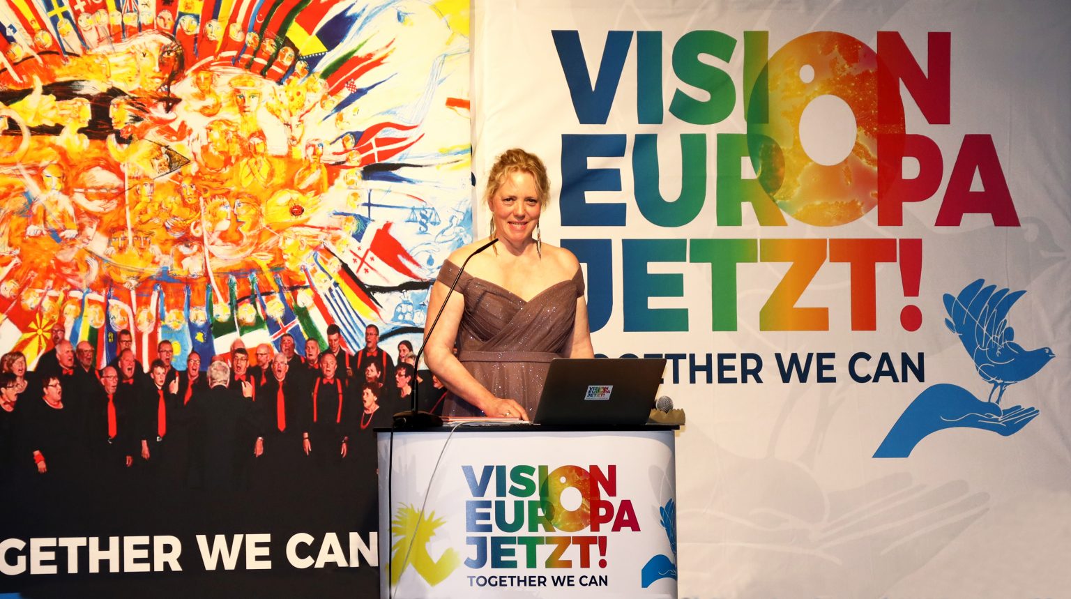 Alina Atlantis, 1. Vorsitzende von VISION-EUROPA-JETZT! e. V., begrüßt die geladenen Ehrengäste und präsentiert den Rück- und Vorausblick der Projektarbeit von 2005 bis heute_Foto_Roland Spether